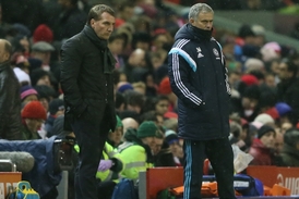 Trenéři obou týmů. Vlevo liverpoolský Brendan Rodgers, vpravo José Mourinho z Chelsea.