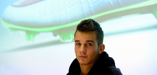 Sedmnáctiletý český fotbalista Václav Černý podepsal v Ajaxu Amsterodam novou tříletou smlouvu. 