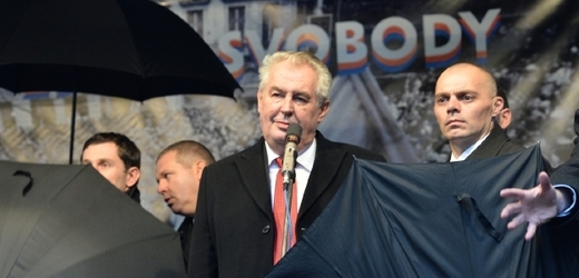 Miloš Zeman 17. listopadu na pražském Albertově.