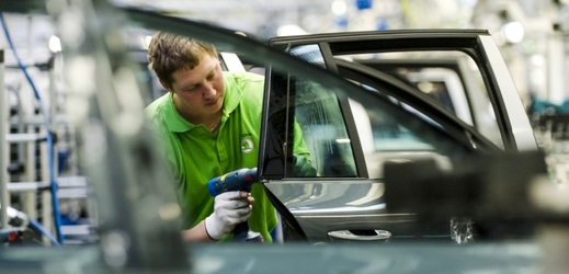 Zaměstnanec automobilky Škoda Auto při práci.