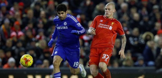 Diego Costa z Chelsea v semifinálovém klání často bojoval se Slovákem Martinem Škrtelem z Liverpoolu.