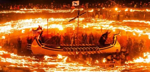 Jakmile je loď prázdná, za hlasitého zpěvu se do ní nahází hořící pochodně. Když loď začne hořet, znamená to pro všechny povel k tomu, aby zazněla píseň „The Norseman's Home" a večer může začít.