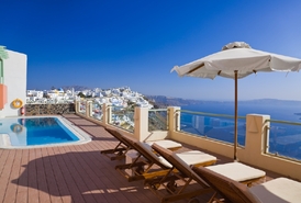 Luxusní hotel na ostrově Santorini.