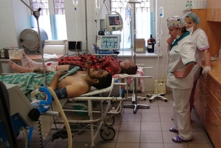 Nemocnice v Doněcku léčí zajaté ukrajinské vojáky, i když má zoufale málo zdravotního materiálu.