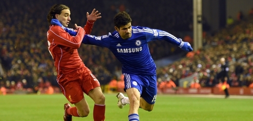 Útočník Chelsea Diego Costa (v modrém).
