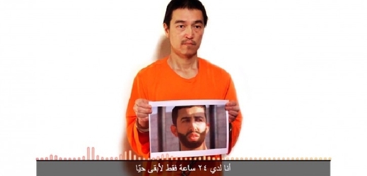 Japonský zajatec islamistů Goto s fotografií jordánského pilota.