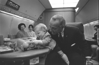 Prezident Lyndon B. Johnson se svým vnukem Patrickem v letadle Air Force One.