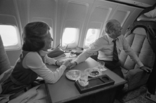 První dáma Betty Fordová a prezident Gerald Ford na palubě Air Force One roku 1975.