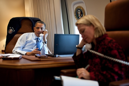 Prezident Obama ve své kanceláři na palubě Air Force One.