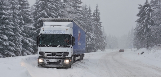 Kvůli sněžení se pro kamiony zřejmě opět uzavře přechod do Polska v Harrachově.