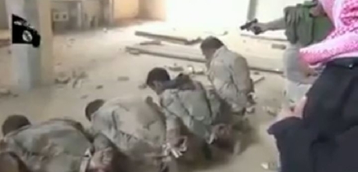 Muslimští bojovníci z IS popravují zajaté vojáky.