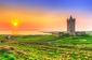 Hrad Doonagore při západu slunce (Irsko).
