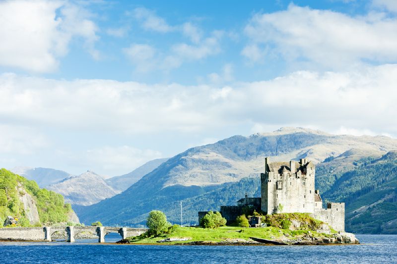 Eilean Donan, středověký hrad tyčící se nad jezerem Loch Duich, je nejvýznamnější památkou oblasti skotských Highlands.