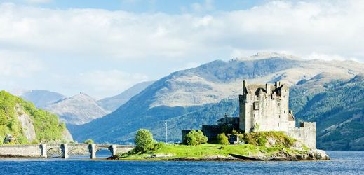 Eilean Donan, středověký hrad tyčící se nad jezerem Loch Duich, je nejvýznamnější památkou oblasti skotských Highlands.