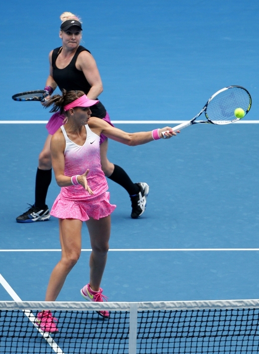 Lucie Šafářová (v růžové) bojuje ve finále deblu.