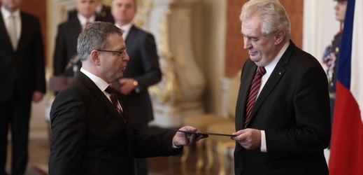 Prezident Miloš Zeman (vpředu vpravo) jmenoval 29. ledna 2014 na Pražském hradě členy nové vlády. Řízením ministerstva zahraničních věcí pověřil Lubomíra Zaorálka (vpředu vlevo).