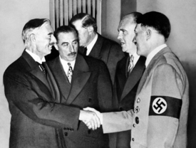 Adolf Hitler a Neville Chamberlain po podepsání Mnichovské dohody, v níž Velká Británie a Francie "předaly" část Československa hitlerovskému Německu. Tento ústupek se nazývá politikou appeasementu. Snímek ze 30. září 1938.