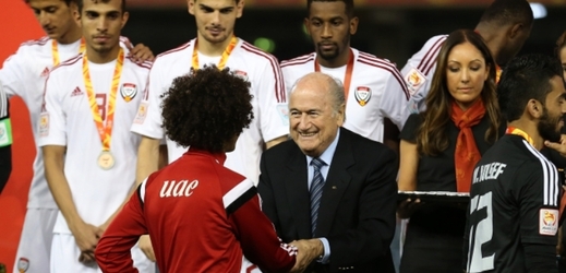 Šéf FIFA Sepp Blatter předává fotbalistům Spojených arabských emirátů bronzové medaile.