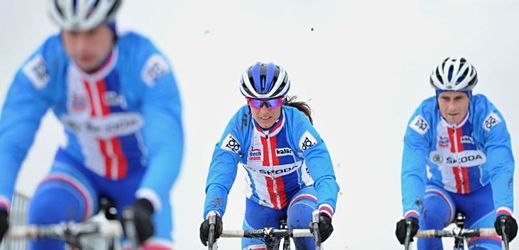 Cyklokrosový šampionát se kvapem blíží. Oficiální trénink účastníků mistrovství světa v cyklokrosu 30. ledna v Táboře. Čeští reprezentanti zleva Radomír Šimůnek, Kateřina Nash a Martin Bína.