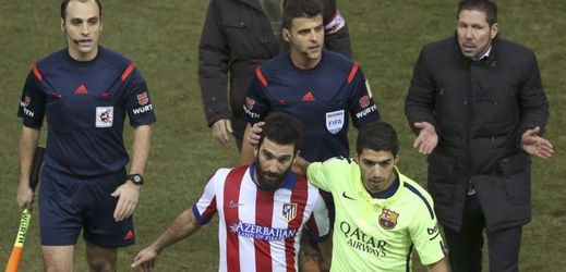 Všichni zúčastnění. Dvojice rozhodčích, vlevo od nich trenér Atlétika Diego Simeone a před nimi Arda Turan (vlevo) s útočníkem Barcelony Louisem Suárezem. 