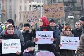 Na Staroměstském náměstí se krátce před polednem sešly také asi čtyři desítky lidí k bohoslužebnému setkání za soužití s menšinami.