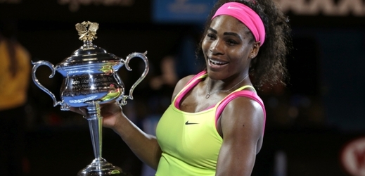 Serena Williamsová v euforii s pohárem pro vítězku.