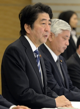 Japonský premiér Šinzó Abe na sobotní mimořádné schůzi japonské vlády.