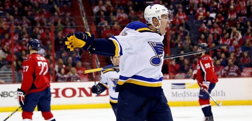 Hokejový útočník Dmitrij Jaškin přispěl v nedělním utkání NHL svým pátým gólem v sezoně k výhře St. Louis 4:3 na ledě Washingtonu. 