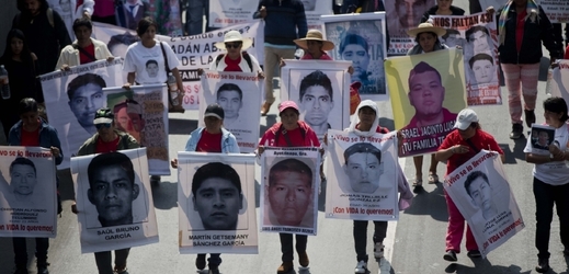 Protest v hlavním městě Mexika solidarizující se s desítkami zmizelých studentů.