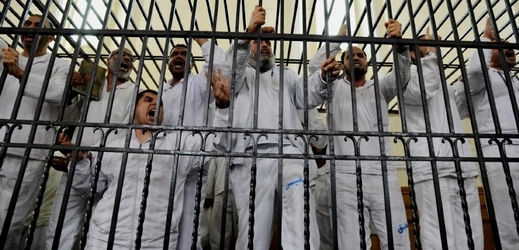 Soud s muslimskými bratry v Egyptě.
