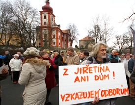 Obyvatelé Horního Jiřetína proti prolomení protestují.