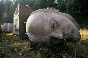 Leninova hlava a další "ostatky" jsou pohřbeny v lesíku v Berlíně.