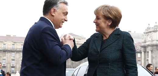 Ruku líbám, milostivá... Merkelová a Orbán. 
