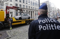 Policie odtahuje podezřelé Slovákovo auto.
