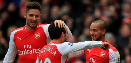 Radost hráčů Arsenalu během kanonády 5:0 proti Aston Ville.