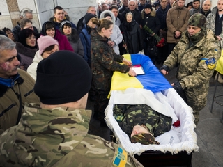 Rakve s mrtvými dobrovolnického praporu Ajdar v centru Kyjeva.