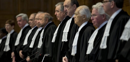 Soudci Mezinárodního soudního dvora vyhlašují verdikt. 