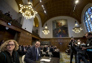 Právní zástupci Srbů a Chorvatů v Haagu si nankonec podali ruce.