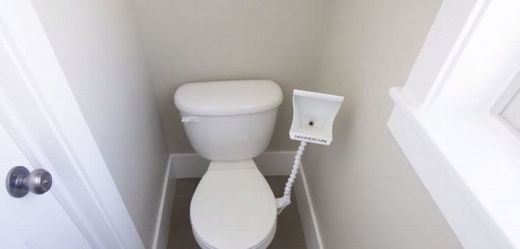Klidně můžete používat toaletu, aniž byste museli pisoár odstranit.