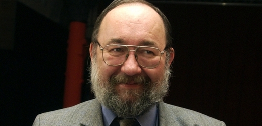 Pavel Medek, překladatel pátého pokračování příběhů čarodějnického učně s názvem "Harry Potter a Fénixův řád", představil titul 25. února 2004 v Praze na tiskové konferenci nakladatelství Albatros.