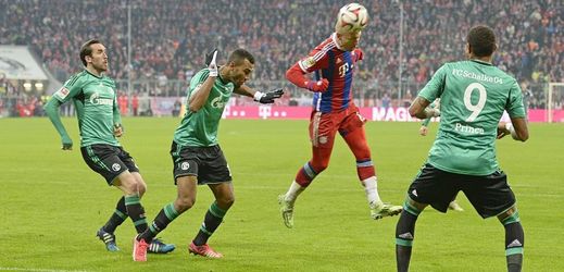 Fotbalisté Bayernu Mnichov remizovali v 19. kole německé ligy se Schalke i v oslabení 1:1.