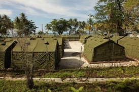 V táboře na Manusu je zadržováno přes tisíc lidí.