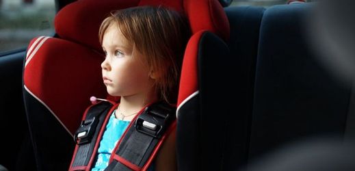 V autě seděl 22 měsíční chlapeček a jeho sestřička, bez čepiček a rukavic (ilustrační foto).