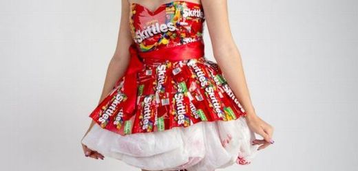 Šaty z použitých obalů od bonbónů Skittles.