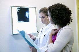 Karcinom prsu zabije v Česku ročně dva tisíce žen.
