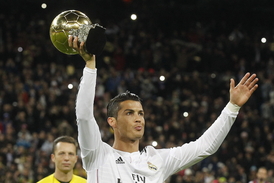 Cristiano Ronaldo se Zlatým míčem pro nejlepšího fotbalistu světa.