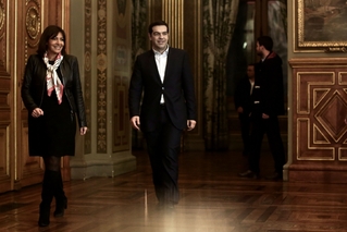 Tsipras nyní křižuje EE. Na snímku na radnici v Paříži.