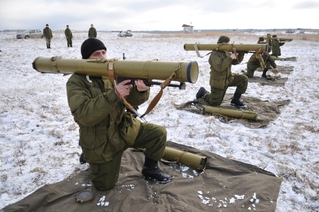 Výcvik ukrajinských vojáků u Lvova.