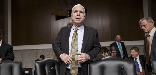 Republikánský politik  John McCain je známý odpůrce a kritik Baracka Obamy.