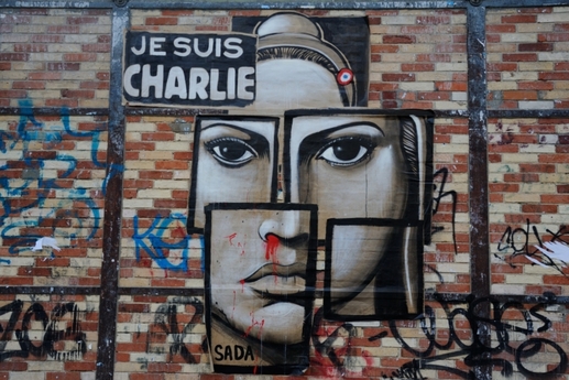 Po útoku se začal v Paříži objevovat street art vztahující se k teroristickým útokům na Charlie Hebdo.